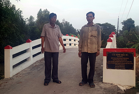 Năm 2016, ông Đởm (trái) đã vận động xây 3 cây cầu nông thôn, giúp việc đi lại của người dân ở ấp Hòa Phụng C thêm dễ dàng.