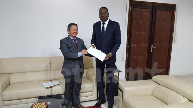 Vietnamese Ambassador to Algeria and Senegal Pham Quoc Tru (L) and Senegalese Minister for Foreign Affairs and Senegalese Abroad Mankeur Ndiaye (Photo: VNA)