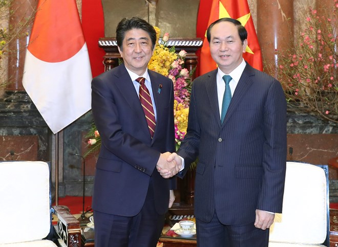 President Tran Dai Quang (R) meets Japanese Prime Minister Shinzo Abe in Hanoi on January 16 (Photo: VNA)